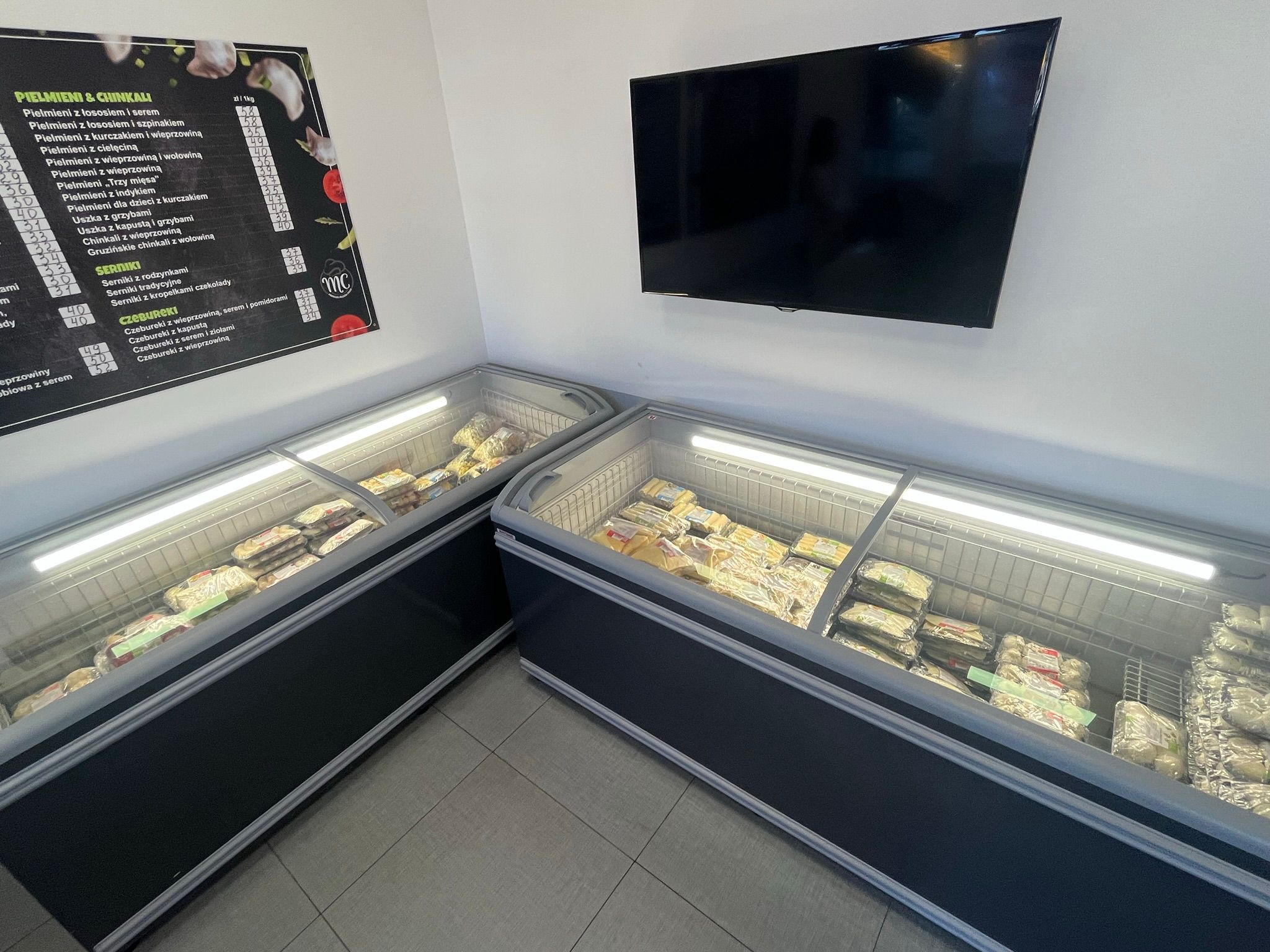 Read more about the article Wybór sprzętu chłodniczego do lokalu gastronomicznego — na co zwrócić uwagę